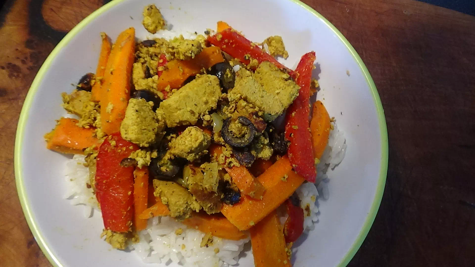 Tofu sauce colombo olives noires et légumes